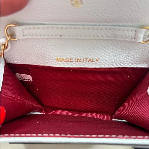 Chanel White Textured Crossbody Bag with Gold Chain - Picture 4 of 10